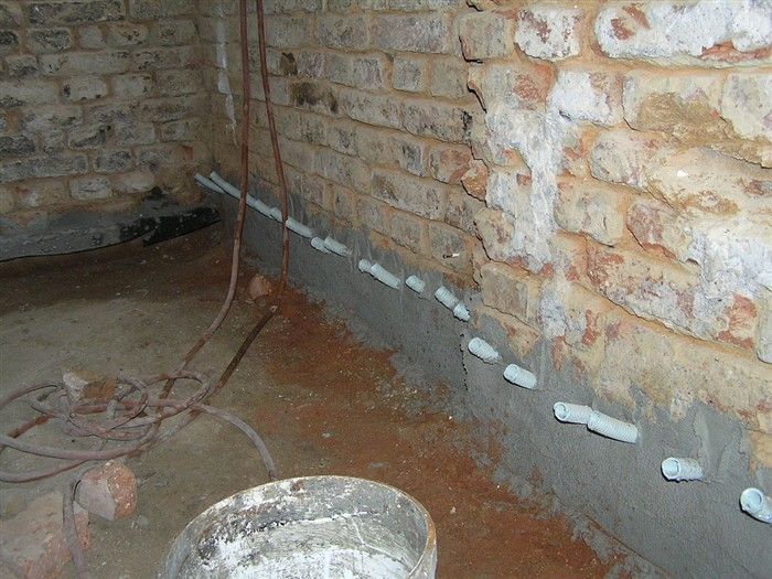 Utěsnění roviny zdiva proti unikání injektážní látky Injektol a osazení plnících trubiček pro provádění vrtů v mírném sklonu